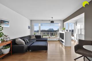 <p><span>In het rustige, groene deel van de Fruithoflaan vinden we in residentie "Le Gerlache" dit instapklaar 1-slpk. appartement met terras. </span></p><p><span>Het appartement ligt op de 8e verdieping en werd in 2008 stijlvol gerenoveerd.</span></p><p><span>Ook positief is het EPC-label B, een conform attest elektriciteit en de mogelijkheid tot aankoop van aan ondergrondse garagebox. (€ 25.000)</span></p><p><span> </span></p><p><span>Indeling:</span></p><p><span>We nemen de lift naar de 8de verdieping. Bij het binnenkomen in het appartement valt meteen op hoeveel daglicht er is dankzij de grote raampartijen aan de westzijde.</span></p><p><span>De vernieuwde, open keuken is voorzien van veel kastruimte en beschikt over alle nodige toestellen. </span></p><p><span>Aan de aangename living van ca 25m² paalt het terras van ca 13m². Hier geniet u van de namiddag- en avondzon.</span></p><p><span>Via de kleine nachthal hebben we tot slot toegang tot de slaapkamer van ca 11m², apart toilet en de badkamer. Deze werd voorzien van een douche, lavabomeubel en aansluitingen voor wasmachine.</span></p><p><span> </span></p><p><span>In de kelder is er nog een privatieve berging alsook een gemeenschappelijke fietsenstalling.</span></p><p><span> </span></p><p><span>Graag som ik nog even de troeven voor je op:</span></p><p><span>- instapklaar appartement</span></p><p><span>- centrale ligging op het groenste deel van de Fruithoflaan</span></p><p><span>- gunstig EPC, conforme elektriciteit</span></p><p><span> </span></p><p><span>nuttige informatie:</span></p><p><span>EPC 125 kWh/m²j</span></p><p><span>P-score: D  en G: score A</span></p><p><span>Oppervlakte volgens meting EPC</span></p><p><span> </span></p><p><span>Voor een bezoek ter plaatse kan u ons contacteren op het nummer 03 449 42 41 of mail ons via <span>hallo@habicom.be</span></span></p><p><span>Benieuwd naar de waarde van jouw woning?  Check het gratis op <span>www.watismijnhuiswaard.be</span></span></p><p><span> </span></p>