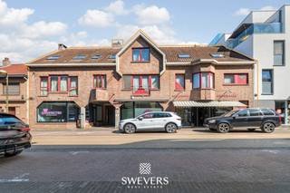 Voor meer info en foto’s, surf naar www.swevers.be – centraal in Beringen, aan de Onze-Lieve-Vrouwstraat 17-21, ligt dit volledig verhuurde opbrengsteigendom met een uitstekende investeringswaarde. Het gebouw omvat vijf appartementen en drie handelspanden, goed voor een stabiele huuropbrengst vanaf dag één. De appartementen bestaan uit twee 1-slaapkamerappartementen, twee 2-slaapkamerappartementen en één 3-slaapkamerappartement, elk uitgerust met een eigen keuken en badkamer. Op het gelijkvloers bevinden zich drie handelspanden, momenteel ingericht als kapsalon, kantoorruimte en coachingstudio. De ligging in het centrum van Beringen is een belangrijke troef, met winkels, horeca, scholen en openbaar vervoer op wandelafstand en een vlotte verbinding naar de autosnelweg. Dankzij de blijvend hoge vraag naar huurwoningen in de omgeving geniet dit pand van een sterke verhuurwaarde.Alle appartementen en handelspanden zijn momenteel verhuurd, wat resulteert in een totale huuropbrengst van ongeveer € 5.500 per maand of circa € 66.000 bruto per jaar. Bovendien beschikt elk appartement over een eigen garagebox en zijn er nog 14 autostaanplaatsen aanwezig, waarvan het merendeel eveneens verhuurd is, wat zorgt voor extra inkomsten. Het gebouw verkeert in een goede algemene staat en biedt bijkomend optimalisatiepotentieel via gerichte renovatiewerken. De verkoop gebeurt via een overdracht van de aandelen van de vennootschap waarin het vastgoed is ondergebracht, wat interessante opportuniteiten kan bieden voor investeerders. Een ideale investering voor wie op zoek is naar een onmiddellijk rendement én toekomstig groeipotentieel. Voor meer informatie, bel 011 255 155. Bron bewoonbare oppervlakte: EPC – verslag.