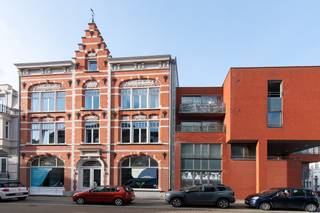 Deze luxueuze assistentiewoning te koop is gelegen in het prachtige complex COOST te Oostende, een zorgresidentie voor senioren. Zeer centrale doch rustige ligging en op slechts enkele wandelpassen van het bruisende stadscentrum, zee en strand!Indeling:- lichtrijke woonruimte met aansluitend terras 10m²- open keuken uitgerust met een inductie fornuis, dubbele spoeltafel, frigo met vriesvakje en microgolf- berging- slaapkamer met toegang tot een tweede terras (11m²)- badkamer voorzien van een lavabo, douche en toiletBovendien kan u gebruik maken van de gemeenschappelijke faciliteiten zoals o.a. fitnessruimte, gemeenschappelijke ruimtes, cafetaria/resataurant, kapsalon, wassalon, gemeenschappelijke fietsenberging,...Pluspunten:- aangename plafondhoogte (3m90)- rolstoeltoegankelijk - recent gebouw- instapklaar- terrasje voor- en achteraan- extra serviceBent u op zoek naar een assistentiewoning te koop te Oostende, waar u rustig kan genieten maar u ook temidden alle voorzieningen bevindt? Bel ons snel voor een bezichtiging ter plaatse!