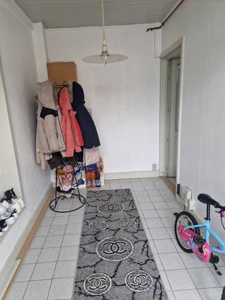 Bij het betreden van de woning komen we binnen in de inkomhal, die toegang biedt tot de ruime leef- en eetruimte.Achteraan bevindt zich de keuken,...