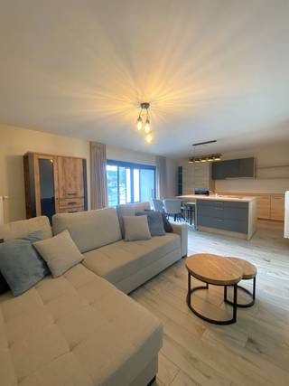 Dit knappe appartement is gelegen in het centrum van Pelt (Neerpelt) en heeft naast een mooie leefruimte en ruim terras ook 2 ruime slaapkamers. <br /><br />INDELING:<br />- Inkomhal<br />- Gastentoilet<br />- Leefruimte met open keuken<br />- Terras<br />- Nachthal<br />- Berging/ wasplaats<br />- Slaapkamer 1<br />- Slaapkamer 2<br />- Badkamer<br /><br />Beneden is er ook nog een overdekte autostaanplaats voorzien en een gemeenschappelijke fietsenberging.<br /><br />LIGGING:<br />- Het appartement is gelegen nabij het centrum van (Neer)pelt. <br />- Winkels, scholen, horeca, en openbaar vervoer (bus en trein) bevinden zich op wandelafstand. <br /><br />EXTRA TROEVEN:<br />- In beide slaapkamers werden elektrische rolluiken voorzien.<br />- Het ruime en overdekte terras biedt de hele dag door ook zon. <br /><br />EXTRA INFO:<br />- De gemeenschappelijke kosten bedragen € 50/ maand. <br /><br />Meer weten? <br />Contacteer ons en we helpen je graag dichtblij verder!