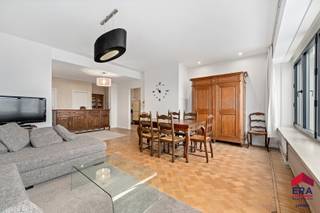 <p>Te koop: ruim appartement in Aalst, centraal gelegen nabij het station, winkels en horeca.</p>

<p>Dit instapklaar appartement werd volledig gerenoveerd in 2018 (ramen, badkamer, keuken, elektriciteit...) en bevindt zich op de vijfde verdieping van een imposant gebouw met lift. Het appartement biedt een grote bewoonbare oppervlakte van 112m² en een gunstig EPC-label B. De elektrische installatie is conform en het pand beschikt over een asbestveilig attest. Dankzij de centrale ligging bevindt u zich op slechts 400 meter van het winkelcentrum, restaurants, invalswegen en het station van Aalst.</p>

<p>Belangrijkste ruimtes:<br />• Hal (12,0 m²) met apart toilet.<br />• Ruime woonkamer (33,51 m²) met veel lichtinval en parketvloer.<br />• Keuken (10,0 m²) gerenoveerd in 2018.<br />• Twee ruime slaapkamers (14,0 m² en 13,0 m²) waarvan één toegang biedt tot het terras.<br />• Badkamer en wasplaats.<br />• Garagebox aan te kopen voor 30.000 EUR</p>

<p>Troeven:<br />Het appartement is verhuurd voor 910 EUR per maand waardoor dit ook interessant is voor investeerders!</p>

<p>Neem vandaag nog contact op met uw ERA-makelaar voor een bezoek.</p>

<p>JOUW DROOMAPPARTEMENT. ZO GEVONDEN!</p>