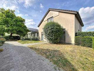 Als je op zoek bent naar een lichtrijk en instapklaar huis op een uitstekende en centrale locatie, dan hoef je niet verder te zoeken. <br /><br />Deze woning vind je terug op het woonerf Wilgerijs in het centrum van Aalter. De woning is verrassend ruim en praktisch ingedeeld. Op de gelijkvloers bevindt de open leefruimte die naadloos overloopt in de eetkamer en keuken. Deze keuken is voorzien van alle toestellen. Naast de keuken is er ook een ruime berging. Op de gelijksvloers bevindt zich ook een polyvalente ruimte die kan dienen als bureau, speelkamer, ... en een toilet. Op de eerste verdieping zijn er 3 slaapkamers, waarvan 1 een extra ruimte heeft die kan dienen als dressing of opbergruimte. Ook zijn er 2 badkamers waarvan 1 met een douche en 1 met een bad. <br /><br />De woning beschikt uiteraard ook over een heerlijke tuin waar u de hele dag door kan genieten van de zon dankzij ze zuidwestelijke orientering. <br /><br />Troeven op een rij: <br />- Toplocatie: pal in het centrum van Aalter<br />- 3 slaapkamers<br />- Energiezuinig<br />- Zonnepanelen aanwezig<br /><br />Dankzij de combinatie van een gunstige ligging, een mooi perceel en een flexibele indeling vormt dit pand een unieke opportuniteit. Creëer hier jouw ideale thuis en geef deze woning een tweede leven.<br /><br />De eigendom wordt aangeboden via de Pre-sale formule. Op 30/09/2026 tussen 16:00 en 18:00 kan u het huis op afspraak komen bezichtigen en een bod uitbrengen. De vermelde prijs is een instelprijs. Voor meer info, gelieve contact op te nemen met de dossierverantwoordelijke.<br /><br />Bestuursmaatregelen in het maatregelenregister: nee<br /><br />Deze AI-visualisaties zijn bedoeld als inspiratie. Er werd geen rekening gehouden met technische specificaties, stedenbouwkundige voorschriften of de concrete mogelijkheden tot realisatie.