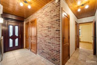 *Schrijf je in voor een bezoek via www.polares.eu*<br /><br />In de rustige Eikenbergstraat 42 in Wilsele staat deze vrijstaande woning op 4a36ca met 225 m² bewoonbare oppervlakte (volgens EPC). Een solide basis met veel licht en ruimte, ideaal om naar eigen smaak op te frissen.<br /><br />Het gelijkvloers omvat een keuken, leefruimte, veranda met terras, slaapkamer en badkamer. Op de eerste verdieping vind je 2 extra slaapkamers en nog uitbreidingsmogelijkheden.<br /><br />De woning beschikt over een ruime kelder met plaats voor de auto, een extra grote berging, stookplaats en zelfs een aparte douchecel. Buiten vind je een gezellig tuintje en handige berging.<br /><br />EPC-label D kan eenvoudig naar C gebracht worden door de mazoutketel te vervangen door een gascondensatieketel.<br /><br />De ligging is een absolute troef: vlak bij Leuven, met snelle toegang tot invalswegen en de autostrade, en in de nabijheid van winkels, scholen en openbaar vervoer.<br /><br />Kom de woning zelf bezoeken door je in te schrijven op onze eerste bezoekdag op vrijdag 28/11 via www.polares.eu. Voor meer informatie bel Brecht via het nummer 0484/564422 of mail naar brecht@polares.eu