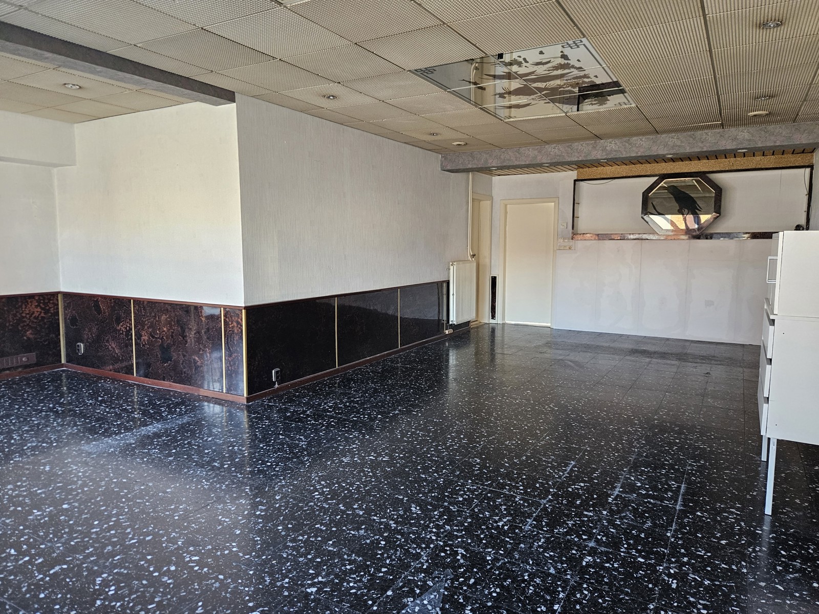 Veelzijdige ruimte met garage nabij het centrum - foto 2