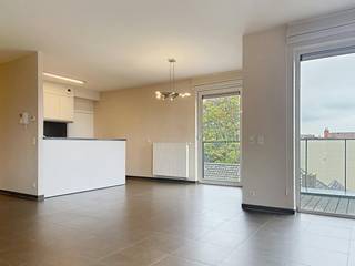 Le moyen le plus rapide pour visiter cet appartement ? Demandez votre visite via le bouton rouge de notre site Web (www.dewaele.com) et vous serez contacté par l'un de nos experts en location. Pour toute autre question, vous pouvez nous contacter par téléphone au 0474 49 46 70.<br /><br />Appartement confortable d'une chambre avec terrasse et garage spacieux dans le centre de Roeselare.<br /><br />La disposition de l'appartement est la suivante :<br />- Entrée avec vestiaire<br />- Espace de vie lumineux avec de grandes fenêtres<br />- Cuisine ouverte avec réfrigérateur, four combiné, cuisinière électrique avec hotte, évier double, espace de rangement <br />- Local de rangement avec raccordement pour machine à laver<br />- Toilettes séparées<br />- Chambre<br />- Salle de bain avec lavabo, meuble et douche à l'italienne<br />- Terrasse<br /><br />Caractéristiques supplémentaires :<br />- Appartement prêt à emménager<br />- Beaucoup de lumière grâce aux grandes fenêtres<br />- Ascenseur dans le bâtiment<br />- Situation très centrale dans le centre de Roeselare, à proximité des commerces, des transports en commun,...<br /><br />Garage spacieux avec rangement (25m²) à louer obligatoire : 60,00 euros/mois<br /><br />Cet appartement à louer à Roeselare vous intéresse ? N'hésitez pas à nous contacter.