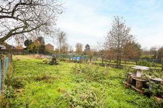 Deze unieke eigendom is gelegen op een toplocatie in het centrum van Mere! Dankzij de centrale ligging en de ruime indeling biedt dit pand tal van mogelijkheden, waaronder het creëren van twee afzonderlijke woonentiteiten.<br />Boven de doorgang bevindt zich een duplex appartement van 205 m². Dit appartement omvat een inkomhal met apart toilet, een ruime leefruimte met eetplaats en open keuken, en toegang tot een aangenaam terras. Verder is er een slaapkamer, een badkamer met douche en toilet, en een praktische wasplaats. Op de bovenverdieping bevinden zich nog drie volwaardige slaapkamers en een zolderruimte. Op het gelijkvloers bevindt zich een voormalige kinderopvang met een royale oppervlakte van 191 m². De huidige indeling bestaat uit valse wanden, wat betekent dat deze ruimte volledig naar eigen wens kan worden heringericht. Dit maakt het perfect geschikt voor wie op zoek is naar een praktijkruimte, atelier, extra woonruimte of een tweede wooneenheid. Langs de zijkant van het gebouw is er een doorgang die leidt naar een ruime binnenplaats, een garage en een loods van maar liefst 170 m². Achter de loods bevindt zich een grote, zonnige tuin. Dankzij de combinatie van een grote polyvalente ruimte op het gelijkvloers, een afzonderlijk duplex appartement, een ruime loods en een diepe tuin, biedt deze eigendom een uitstekende kans om twee volwaardige woonentiteiten te creëren – ideaal voor co-housing, kangoeroewonen of een combinatie van wonen en werken.