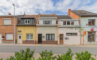 EERSTE BEZOEKDAG ZATERDAG 04/07 VAN 10U TOT 13U (enkel op afspraak)<br /><br />WETTEREN - Deze proper onderhouden woning is gelegen nabij het centrum van Wetteren. De ligging is uitstekend met alle voorzieningen zoals supermarkten, scholen, winkels en openbaar vervoer op wandel- en fietsafstand. Daarnaast geniet deze woning een heel goede bereikbaarheid door de nabijheid van invalswegen en de E40. Op vlak van ontspanning biedt het recreatiedomein 'De Warande' alle mogelijkheden. De markt van Wetteren vindt u op 800m. <br /><br />Naar indeling toe beschikt de woning op het gelijkvloers over een woonkamer vooraan, een tweede centrale woonkamer of eetplaats, een keuken en een badkamer met douche en toilet. Op de eerste verdieping heeft het huis nog twee ruime slaapkamers. Vanuit de tweede slaapkamer is er ook toegang tot de zolder.<br /><br />Verder beschikt dit huis nog over een droge kelder.<br /><br />De woning is ook langs achter toegankelijk via een erfdienstbare strook.<br /><br />Kortom, bent u op zoek naar een ideale starterswoning of investeringseigendom vlakbij het centrum van Wetteren? Aarzel dan niet en maak snel uw afspraak! Meer info of bezoek 053/60.65.60.