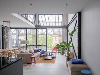 <strong>Luxueus en tijdloos – Exceptionele loft met 2 slaapkamers, aparte bureauruimte en ruim terras in een beschermd gebouw met een rijke industriële voorgeschiedenis.</strong><br /><br /><em>Voor meer informatie, mail naar </em><em>info@carloeggermont.be</em><br /><br />Bijzonder wonen in een luxueuze loft in de dynamische en creatieve omgeving van de Nieuwe Voorhaven.<br /><br />In <strong>‘Loods 23’</strong>, een voormalige op- en overslagloods voor katoen met een rijk maritiem verleden, vinden we deze uitzonderlijke loft met twee slaapkamers, een aparte bureauruimte en een zeer ruim terras. Het beschermde gebouw werd met respect voor zijn industriële karakter getransformeerd tot een bijzonder loftcomplex.<br /><br />Een loft in de werkelijke betekenis van het woord: <strong>open ruimtes, indrukwekkende volumes en authentieke industriële elementen</strong>, gecombineerd met een uitzonderlijk hoogwaardige afwerking.<br /><br />Bij het betreden van de loft vinden we een vestiaire, gastentoilet en een lange hal die leidt naar de imposante leefruimte.<br />De dubbele hoogte en vide creëren hier een bijzondere ruimtelijkheid. De open keuken met eiland werd afgewerkt in hoogwaardige natuursteen en vormt samen met de eetplaats en leefruimte één harmonieus geheel.<br /><br />Een <strong>indrukwekkende raampartij over de volledige breedte en hoogte van de ruimte</strong> zorgt voor een overvloed aan natuurlijk licht en versterkt het open karakter. De middelste ramen kunnen centraal langs beide zijden worden geopend, waardoor binnen en buiten naadloos in elkaar overvloeien. Aansluitend bevindt zich het ruime terras met een open karakter en de mogelijkheid tot verdere privatisering.<br /><br />Langsheen de hal bevindt zich bovendien een bijzonder ruime en praktische berging, met plaats voor wasvoorzieningen, technieken en extra opslag.<br />De open stalen trap brengt ons naar de verdieping, die volledig in de spirit van het <strong>‘loft living’</strong> werd ingevuld.<br /><br />Op de mezzanine bevindt zich aan de voorzijde een afzonderlijke bureauruimte. Vervolgens vinden we een open slaapkamer, die indien gewenst perfect kan worden afgesloten – hiervoor werden reeds plannen uitgetekend – en een bijzondere badkamer, ontworpen volgens het principe van een <strong>‘box in a box’</strong>.<br />De badkamer is uitgerust met een dubbele wastafel, vrijstaand ligbad, toilet en ruime inloopdouche. De glazen wanden zorgen enerzijds voor de nodige afscheiding en behouden anderzijds het licht en de ruimtelijkheid van het geheel.<br /><br />Aansluitend bevindt zich een tweede, ruime en volledig afgesloten slaapkamer.<br /><br />Naast de <strong>exceptionele ruimtelijke indeling en hoogwaardige afwerkingsgraad</strong> onderscheidt deze loft zich door zijn polyvalente karakter en toekomstgerichte energieprestatie met <strong>EPC-label A voorzien van privatieve zonnepanelen</strong>.<br /><br />Verder beschikt de loft over een private kelderberging en bestaat de mogelijkheid tot aankoop van een ondergrondse autostaanplaats aan <strong><span>€ 45.000</span></strong>.<br /><br /><strong>Kortom, een loft in de werkelijke betekenis van het woord: open ruimtes, indrukwekkende volumes en een industrieel verleden met originele elementen, gecombineerd met hedendaags comfort en een bijzonder hoogwaardige afwerking. Een uitzonderlijke woonbeleving op een dynamische locatie op fietsafstand van het stadscentrum.</strong>