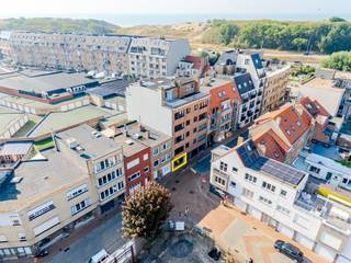 <h2><span>Ruim gelijkvloers appartement op toplocatie in Bredene-Duinen</span></h2><p><span>Op zoek naar een </span><span>ruim en instapklaar appartement vlak bij zee</span><span>? Dit verzorgde gelijkvloerse appartement in de Brusselstraat 10A geniet van een uitstekende ligging in het hart van </span><span>Bredene-Duinen</span><span>, op wandelafstand van het strand, de tram en winkels.</span></p><p><span>Het appartement beschikt over een </span><span>ruime inkomhal</span><span> met apart toilet. De grote woonkamer biedt veel plaats voor een gezellige zit- en eethoek. Aansluitend is er een </span><span>aparte, volledig ingerichte leefkeuken</span><span> met voldoende ruimte voor een eettafel.</span></p><p><span>Verder beschikt het appartement over een </span><span>ruime slaapkamer</span><span>, een badkamer met douche en lavabo en een aparte berging. De </span><span>ramen werden vernieuwd</span><span> en het geheel is verzorgd en onmiddellijk instapklaar.</span></p><p><span>Dankzij de ligging op het </span><span>gelijkvloers</span><span> is het appartement bovendien bijzonder toegankelijk en ideaal voor wie trappen zoveel mogelijk wil vermijden.</span></p><h3><span>Indeling</span></h3><ul><li><span>Ruime inkomhal</span></li><li><span>Apart toilet</span></li><li><span>Grote woonkamer</span></li><li><span>Aparte ingerichte leefkeuken</span></li><li><span>Ruime slaapkamer</span></li><li><span>Badkamer met douche en lavabo</span></li><li><span>Aparte berging</span></li><li><span>Nieuwe ramen</span></li><li><span>Mogelijkheid tot aankoop van </span><span>één of twee parkeerplaatsen</span><span> achteraan het gebouw</span></li></ul><p><span>De ligging is een absolute troef: midden in het geliefde </span><span>Bredene-Duinen</span><span>, vlak bij winkels en openbaar vervoer en op korte wandelafstand van de duinen en het prachtige strand.</span></p><p><span>Een interessante eigendom voor </span><span>vaste bewoning, tweede verblijf of als investering</span><span>, met als extra troef de comfortabele ligging op het gelijkvloers.</span></p>