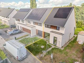 Deze halfopen woning in hedendaagse bouwstijl met zadeldak ligt aan de Joseph Hanoullestraat in Roeselare, in een doodlopende straat en in een...