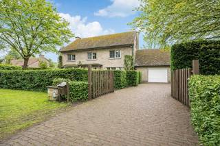 <strong>INDELING<br /></strong>Bij het betreden van de woning komt u in de inkomhal, die toegang biedt tot de ruime leefruimte. Links bevindt zich de gezellige zitruimte met aansluitend de eetplaats, afgewerkt met een warme parketvloer. De programmeerbare pelletkachel zorgt hier voor extra sfeer en aangename warmte.
<p>Aan de rechterzijde bevindt zich een aparte eetkamer die aansluit op de ruime, volledig ingerichte keuken. Vanuit de keuken is er toegang tot de inpandige garage. Zowel de keuken als de leefruimte bieden directe toegang tot en een mooi zicht op de prachtige, volwassen tuin met meerdere terrassen – ideaal om in alle rust van het buitenleven te genieten.</p>
<p>Verder beschikt het gelijkvloers over een apart gastentoilet en toegang tot de praktische voorraadkelder.</p>
<p><span>De eerste verdieping, volledig afgewerkt met een stijlvolle parketvloer, telt maar liefst vijf slaapkamers</span>, waarvan één bereikbaar is via een aparte trap – perfect als bureau, hobbyruimte of tienerkamer. De ruime hoofdslaapkamer beschikt over een ensuite badkamer met ligbad, dubbele wastafel en toilet. Daarnaast is er op deze verdieping nog een aparte douchekamer en een extra toilet.<br /><br />De ruime zolderverdieping is bereikbaar via een vaste trap en kan nog verder afgewerkt worden tot enkele polyvalente ruimtes.<br /><br />De tuin is vooraan voorzien van een fietsenstalling en achteraan van een tuinberging.<br /><br /><strong>BIJZONDERHEDEN<br /></strong>Deze woning wordt verwarmd met aardgas en heeft een gunstig EPC. De leefruimte beschikt over vloerverwarming. Er zijn zonnepanelen en zonneboiler aanwezig. Deze woning werd doorheen de jaren gerenoveerd en is instapklaar.<br /><br /><strong>POSITIEVE ASPECTEN<br /></strong>Zuid gericht<br />Energiezuinig<br />Instapklaar<br />5 slaapkamers<br />Uitbreidingsmogelijkheden<br />Volwassen tuin met veel privacy</p>