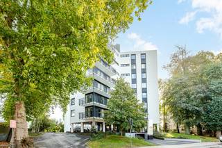 Roeselare – Prachtig ingericht appartement met 2 slaapkamers, bureel en zonnig terras<br /><br />Op een uitstekende ligging nabij het station van Roeselare vinden we dit <strong>bijzonder aangename appartement </strong>op de 4de verdieping. Een ruime woonplek van ca. 100 m², waar comfort, licht en een doordachte inrichting mooi samenkomen.<br /><br />Bij het binnenkomen valt meteen de ruime en verzorgde inkomhal op, met toegang tot het gastentoilet en de verschillende leefruimtes. De<strong> lichtrijke living </strong>is zonder twijfel het hart van het appartement. Dankzij de twee grote schuiframen geniet je hier van <strong>bijzonder veel licht</strong> en een mooi zicht op het aangename terras van ca. 15 m² – <strong>een heerlijke plek om buiten te zitten</strong>.<br /><br />De keuken is ingericht met een kwalitatieve <strong>Obumex-keuken</strong> en sluit praktisch aan op een ruime berging. Verder beschikt het appartement over <strong>2 volwaardige slaapkamers én een afzonderlijk bureel,</strong> ideaal voor wie vandaag comfortabel van thuis uit wil werken.<br /><br />De badkamer is uitgerust met een douche en het appartement werd <strong>stijlvol en tijdloos ingericht</strong>. De vele vaste kasten zorgen bovendien voor bijzonder veel bergruimte en een rustige uitstraling.<br /><br />Ook technisch en energetisch zit dit appartement goed. De <strong>ramen werden recent vernieuwd</strong> en voorzien van zonnescreens. Het appartement beschikt over vloerverwarming, heeft een gunstig EPC en er is geen asbest.<br /><strong>Ook het gebouw zelf kreeg recent een volledige make-over</strong>. De gevelbekleding werd vernieuwd en ook de terrassen werden volledig aangepakt, waardoor het geheel opnieuw een moderne en verzorgde uitstraling heeft.<br /><br />Als extra comfort beschikt het appartement over een privéberging op -1 én een <strong>eigen staanplaats voor de wagen (niet inbegrepen in de prijs)</strong><br /><br />Een bijzonder compleet appartement op een centrale ligging, met veel licht, ruimte, kwalitatieve afwerking en een heerlijk terras. Hier hoef je eigenlijk alleen nog maar je koffers uit te pakken.<br />Deze prijs is een richtprijs, elk bod wordt voorgelegd aan de eigenaars. <br /><br />Bel ons nu op voor bezichting : 051/62 40 40<br /><br /><br /> 