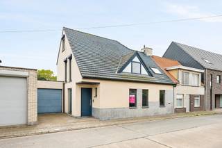 Deze instapklare woning is gelegen tussen Roeselare en Oostnieuwkerke.De woning heeft op de gelijkvloerse verdieping volgende indeling: inkomhal met...