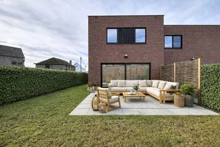 LIGGINGDit nieuwbouwproject langs de Cooppallaan, vlakbij het centrum van Wetteren, biedt 9 energiezuinige woningen in een hedendaagse architecturale...