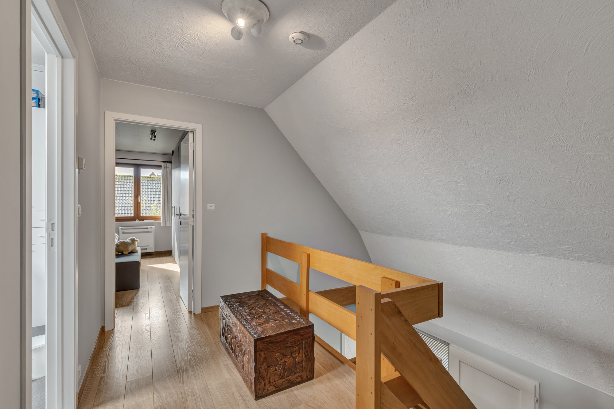 Open bebouwing met tuin, zonnepanelen en garage - foto 5