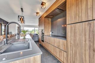 <p>In het centrum van <strong>Welle</strong> vinden we dit <strong>gerenoveerde penthouse</strong> met een zeer <strong>ruim terras</strong>. Dit penthouse werd <strong>volledig gerenoveerd in 2020</strong>. We betreden het penthouse via de inkomhal waar zich een gastentoilet bevindt. Via de inkomhal komen we in de <strong>gezellige leefruimte</strong> terecht met aansluitend de <strong>volledig geïnstalleerde keuken</strong>. Er is ook een toegang tot een zeer <strong>praktische bureauruimte</strong> via de leefruimte. Via de inkomhal betreden we ook de badkamer, die voorzien is van een <strong>ligbad met douche</strong>. Verder hebben we <strong>twee ruime slaapkamers</strong>. De hoofdslaapkamer is voorzien van ingebouwde kasten. Deze heeft ook een directe toegang tot het <strong>prachtige terras</strong> van maar liefst <strong>35m²</strong>. Verder is er ook een <strong>staanplaats inbegrepen</strong> in de prijs. <strong>De eigenaar</strong> zorgt nog voor het <strong>conform</strong> stellen van de elektrische keuring. <strong>EPC (B) - Geen Lift - Gerenoveerd - Asbestveilig</strong></p><p></p><p>*Stedenbouwkundige inlichtingen en maatregelenregister in aanvraag</p>