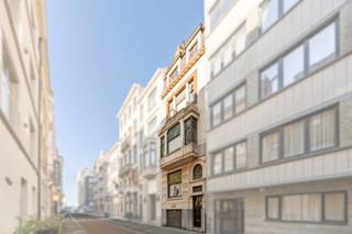 Welkom in de Louisastraat, waar geschiedenis en potentieel samenkomen achter een prachtige, beschermde Art Deco gevel. Deze woning is opgenomen in...