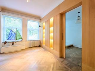 Face à l’élégance intemporelle de l’Abbaye de la Cambre, au rez d’un immeuble de caractère, s’ouvre un élégant appartement rénové avec goût, accompagné d'un studio indépendant de ± 48 m² d'une superficie brute selon PEB de 186 m². <br /><br />L'appartement s'ouvre sur un spacieux hall d'entrée, avec vestiaire et toilettes invités, un living avec feu au gaz et un espace bureau ou salon TV séparé. La cuisine, entièrement équipée, se prolonge en une salle à manger, s’ouvrant sur un patio. Côté nuit, la suite parentale avec dressing et salle de bain complète, une seconde chambre avec salle de douche et dressing. Une large terrasse et un jardin orientés Sud/Ouest à l'arrière du bâtiment complètent l'appartement. <br /><br />Autres: Possibilité de louer un studio indépendant, rangements sur mesure, cave, emplacement de parking inclus. PEB: F pour l'appartement et PEB: E pour le studio. Charges de 250 EUR de provision pour l'entretien des communs. <br /><br />Le quartier de l'abbaye de la Cambre est un magnifique quartier typiquement bruxellois, entourée de commerces. Il offre un accès facile aux transports en commun. Il se situe non loin du centre-ville et de l'Avenue Louise.<br /><br />Pour toutes informations complémentaires, veuillez contacter Mélody Bingoni au +32 (0) 2 640 08 01.