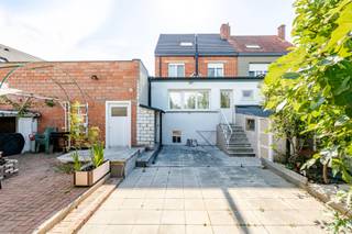 <p><strong>Te koop in Wolvertem: halfopen woning met 4 slaapkamers</strong><br />Deze halfopen woning in Wolvertem biedt dankzij haar bijzondere indeling uitstekende mogelijkheden voor kangoeroewonen. Op elke verdieping bevinden zich slaapruimte en sanitair, terwijl de aanwezigheid van twee keukens extra flexibiliteit biedt om verschillende generaties comfortabel onder één dak te laten wonen. De woning beschikt over 4 slaapkamers en is bovendien volledig onderkelderd, wat heel wat extra opslag- en gebruiksruimte biedt. Gelegen op korte afstand van het centrum van Wolvertem, nabij scholen, openbaar vervoer en belangrijke invalswegen. Ook Meise, Grimbergen, Merchtem, Londerzeel en Kapelle-op-den-Bos zijn vlot bereikbaar.<br /><br /><strong>Belangrijkste ruimtes:</strong><br />• Woonkamer<br />• 2 keukens<br />• 4 slaapkamers (23 m², 18 m², 17 m² en 15 m²)<br />• 2 badkamers<br />• Douchekamer<br />• Volledig onderkelderd<br /><br /><strong>Troeven:</strong><br />• Ideaal voor kangoeroewonen dankzij de flexibele indeling en twee keukens<br />• 4 ruime slaapkamers, 2 badkamers en een douchekamer<br />• Volledig onderkelderd en centraal gelegen nabij het centrum van Wolvertem<br /><br />Wens je een bezoek? Contacteer ERA LEUS &amp;amp; TOYE via 02/335.11.14 en plan een afspraak met Gilles Sato.<br />JOUW DROOMHUIS. ZO GEVONDEN!</p>