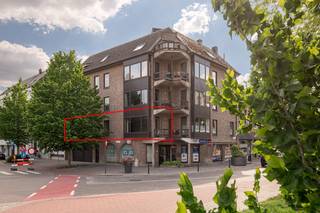<strong>TE HUUR – Goed onderhouden appartement met 3 slaapkamers, terras en prachtig uitzicht.</strong><br /><br />Op een <strong>uitstekende locatie</strong> aan de stadsvesten van Lier bevindt zich dit goed onderhouden appartement op de eerste verdieping, met een prachtig uitzicht over onder meer de Nete.<br />Dankzij de centrale ligging geniet u van een vlotte bereikbaarheid én de nabijheid van het historische stadscentrum, winkels, scholen en openbaar vervoer.<br /><br />Het appartement biedt een praktische en comfortabele indeling met een inkomhal, een lichtrijke woonkamer, een ingerichte keuken, een berging, een badkamer, een afzonderlijk toilet en maar liefst <strong>drie slaapkamers</strong>.<br />Daarnaast beschikt het appartement zowel over een balkon als een <strong>aangenaam terras</strong> waar u in alle rust kan genieten.<br /><br />Een bijkomende troef is de <strong>bijzonder ruime garage</strong>.<br /><br />Het gebouw is uitgerust met een <strong>lift</strong>, wat extra comfort biedt.<br /><br />Troeven van het appartement:<br />*Gunstige ligging aan de stadsvesten<br />*Prachtig uitzicht over de omgeving en de Nete<br />*3 slaapkamers<br />*Balkon én terras<br />*Zeer ruime garage<br />*Lift<br /><br /><strong>EPC: 125 kWh/m² – Label B</strong><br /><br /><strong>Gemeenschappelijke kosten = 50 euro per maand.<br /><br />Beschikbaar vanaf 01/09/2026.</strong><br /><br /><strong>Ontdek dit pand nu al via de interactieve grondplannen met foto's.</strong><br />Ga hiervoor naar www.wijns.be en klik op de detailpagina van dit pand.<br /><br />Interesse? Neem snel contact met ons op voor meer informatie of een bezichtiging. <br /><strong>Bel 0473/33 33 33 of mail philip@wijns.be.</strong>