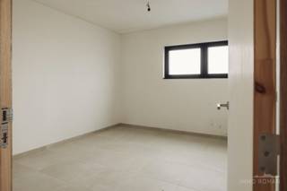 Gelegen in het hart van Avelgem, biedt dit stijlvolle, gelijkvloerse nieuwbouwappartement in 'Residentie Meersenzicht' alles wat je nodig hebt voor comfortabel wonen. Dankzij de uitstekende ligging ben je op korte afstand van winkels, scholen en belangrijke verkeersverbindingen.<br /><br />In het appartement zien we een inkomhal, gastentoilet, leefruimte met volledig ingerichte keuken, wasplaats, <strong>1 slaapkamer</strong>, badkamer met dubbele lavabo en een inloopdouche. <br /><br /><strong>Eigenschappen:</strong>
<ul>
<li>Energiezuinig (E-peil = 45)</li>
<li>Verwarming door lucht-water warmtepomp en vloerverwarming</li>
<li>Ventilatiesysteem type D</li>
<li>Gemeenschappelijke fietsenberging</li>
<li><strong>Optioneel een parkeerplaats aan te kopen</strong></li>
</ul>
<br />Met een woonoppervlakte van 86 m² biedt dit appartement een perfecte balans tussen comfort en functionaliteit. Dankzij het energiezuinige karakter geniet u van lage energiekosten en een aangename woonervaring.<br /><br />Prijs: exclusief BTW, registratie en bijkomende kosten.<br /><br />Meer info of een bezoek? Contacteer Kyamo De Smet: 0479 06 13 71