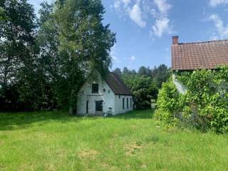 Gunstig gelegen weekendverblijf op 9.893m².<br />Vlot bereikbaar via E34.<br />Het hoofdgebouw kreeg 10 jaar geleden een nieuw dak en dubbele beglazing.<br />Inkom, badkamer met ligbad, lavabo en toilet, living met open keuken en houtkachel.<br />De verdieping kan ingericht worden als slaapkamer.<br />Het bijgebouw kreeg 2 jaar geleden een nieuw dak.<br />Hier bevinden zich de nutsvoorzieningen en de meters.<br />Mits kleine opfrissing zou je hier ook nog twee kamers van kunnen maken.<br />ideaal om met het gezin of vrienden het weekend of vakantieperiodes door te brengen.<br />Door de grote vrije delen op de grond kan je er eventueel paarden of andere dieren houden.<br /><br />Belangrijke informatie:<br />-domicilie is hier niet toegestaan, enkel geschikt als buitenverblijf<br />-de gebouwen zijn zonevreemd waardoor er enkel binnen het bestaande volume mag gerenoveerd worden<br />-belast met overweg naar achterliggend buitenverblijf
