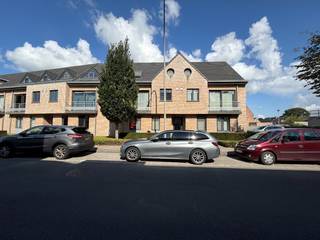 Ligging: <br />Het gelijkvloers appartement is zeer rustig gelegen doch zeer centraal. Alle faciliteiten die Geel te bieden heeft zijn op korte afstand terug te vinden (scholen, winkels, openbaar vervoer). <br /><br />Beschrijving: <br />Het appartement bestaat uit: <br />- Inkomhal met een apart toilet.<br />- Ruime leefruimte <br />- Open keuken volledig uitgerust met alle toestellen<br />- Badkamer met dubbele lavabo en ligbad<br />- 2 slaapkamers<br />- Berging <br />- Tuin/koer<br />- Buitenberging<br />- Ondergrondse berging (9m²)<br />- Kan volledig bemeubeld gehuurd worden<br /><br />Ondergronds is er nog een staanplaats, maar in de straat zelf is ook makkelijk te parkeren.<br /><br />Extra: <br />- Beschikbaar vanaf 01/11/2026<br />- De huurprijs bedraagt 870 euro/maand + 40 euro/maand gemeenschappelijke kosten<br /><br />Uitsluitend via onze website www.vastengoed.be kan u een bezichtiging inplannen op de vooropgestelde bezoekmomenten. Voor andere vragen kan u het kantoor bereiken op het nummer 014 72 73 74
