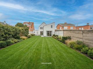 Op een gunstige ligging nabij het centrum bevindt zich deze te renoveren halfopen woning op een perceel van 442 m². Met een bewoonbare oppervlakte...