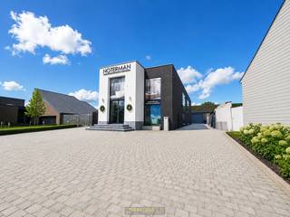 MULTIFUNCTIONEEL BEDRIJFSGEBOUW met UITSTEKENDE VISIBILITEIT langs de N8 tussen OUDENAARDE, ZOTTEGEM en BRAKEL. Dit MODERNE gebouw, opgericht in 2012 en uitgebreid met een VERNIEUWD MEZZANINEGEDEELTE in 2022, biedt TAL VAN MOGELIJKHEDEN voor ondernemers, dienstverleners en vrije beroepen. Dankzij de FLEXIBELE INDELING leent het pand zich perfect als DIENSTVERLENINGSCENTRUM, MEDISCH CENTRUM, GROEPSPRAKTIJK, KANTOORCOMPLEX, SHOWROOM of COMBINATIE VAN VERSCHILLENDE ACTIVITEITEN. De ruime oppervlaktes bieden plaats aan ONTVANGSTRUIMTES, PRAKTIJKLOKALEN, VERGADERRUIMTES, BURELEN, SHOWROOMS, ATELIERS en OPSLAGRUIMTES. Het gebouw is uitgerust met MODERNE TECHNIEKEN en biedt een PROFESSIONELE UITSTRALING voor uiteenlopende activiteiten. Het mezzaninegedeelte kan bovendien ingericht worden als BOARDROOM, EXCLUSIEVE KANTOORRUIMTE, GALERIJ of aanvullende PRAKTIJKRUIMTES. Vooraan geniet u van een RUIME PRIVATIEVE PARKING voor cliënteel en medewerkers. Achteraan bevinden zich nog een GROTE LOODS en een AANSLUITEND PERCEEL WEIDE met PRACHTIGE VERGEZICHTEN OVER DE VLAAMSE ARDENNEN.<br /><br /><br />Adres: Hauwaart 109 te Oudenaarde