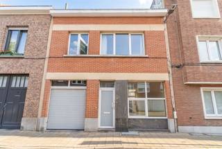 <p>Gelegen in de Mattheus Corvensstraat 92 te Deurne, bevindt zich deze charmante en lichtrijke op te frissen gezinswoning op een <strong>rustige en centrale ligging</strong>, vlakbij het groene Rivierenhof. Deze woning combineert ruimte, licht en potentieel, met een vlotte verbinding naar de Antwerpse Ring en alle voorzieningen in de buurt.</p><p><span><span>✨</span></span> <strong>Indeling &amp; troeven:</strong></p><p><span><span>·</span><span>        </span></span>Brede voorgevel met aangename uitstraling</p><p><span><span>·</span><span>        </span></span>Zeer lichtrijke leefruimtes</p><p><span><span>·</span><span>        </span></span>3 ruime slaapkamers</p><p><span><span>·</span><span>        </span></span>Grote badkamer</p><p><span><span>·</span><span>        </span></span>Praktische garage</p><p><span><span>·</span><span>        </span></span>Gezellige stadstuin</p><p> </p><p><span><span>🔨</span></span> <strong>Extra troeven:</strong></p><p><span><span>·</span><span>        </span></span>Dak reeds geïsoleerd</p><p><span><span>·</span><span>        </span></span>Overal dubbele beglazing</p><p></p><p> </p><p> <span><span><strong>⚡</strong></span></span><strong> Energie:</strong></p><p><span><span>·</span><span>        </span></span>EPC: 220 kWh/m² (label C)</p><p> </p><p><span><span>🌿</span></span> <strong>Ligging:</strong><br />Gelegen in een <strong>aangename woonomgeving</strong> op wandelafstand van het Rivierenhof, met winkels, scholen en openbaar vervoer in de directe nabijheid. Snelle verbinding naar Antwerpen en de ring.</p><p><span><span>👉</span></span> Ideaal voor gezinnen of handige kopers die op zoek zijn naar een ruime woning met potentieel op een goed bereikbare locatie.</p><p>Wenst u meer informatie of had u graag een bezichtiging gewenst?  Info@markasa.be of<strong> 03/827.72.92</strong></p>