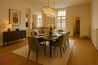 Uniek en prachtig appartement in prachtig gebouw op Zurenborg! Luxueus gerenoveerd op een zeer goede ligging met terras.<br />Indeling: vanuit de lift betreden we de inkomhal van het appartement. We gaan door naar de ruime open keuken – welke voorzien is van alle gebruikelijke toestellen van SIEMATIC: koelkast, diepvries, vaatwasser, inductie kookplaat en FRANCKE afzuigsysteem. De open keuken geeft uit op de ruime en lichtrijke woon -/ eetruimte van 40m². Er zijn 3 slaapkamers van 22m² , 12m² en 10m². De grote slaapkamer aan de voorzijde is met en suite badkamer – voorzien van douche én bad, dubbele lavabo met badkamermeubel en WC. De overige slaapkamers zijn gelegen aan de achterzijde met elks een eigen badkamer met douche, lavabo en handdoekdroger. <br />Verder is er een aparte berging met de nodige aansluitingen voor een wasmachine. Ook is er een kelderberging voorzien.<br />Maandelijkse kosten € 125 voor onderhoud van de gemene delen. Alle nutsvoorzieningen met eigen meter. EPC van 190 kWh. <br />Mogelijkheid om parking te huren aan 125 euro per maand.<br />Het appartement kan ook op vennootschap gehuurd worden!