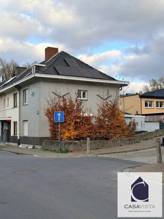 KNUSSE STARTERSWONING LANGS DE GEZELLIGE KAAI...Even buiten het handelscentrum vind je deze gezellige woning, met hoekligging en de eerste woning...