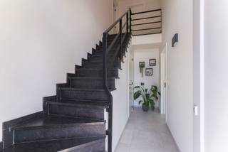 <p><strong>Moderne nieuwbouwwoning op 387 m² met lichtrijke leefruimte, garage en energiezuinig EPC-label A</strong></p>
<p>Deze prachtige moderne nieuwbouwwoning is gelegen op een mooi perceel van <strong>387 m²</strong> en combineert hedendaags wooncomfort met kwalitatieve materialen, een praktische indeling en een zeer energiezuinig karakter. Dankzij de ruime glaspartijen, de hoogwaardige afwerking en de gunstige ligging in <strong>Mol-Ezaart</strong>, nabij de <strong>Zuidering</strong>, is dit een bijzonder aantrekkelijk pand voor wie op zoek is naar een instapklare en stijlvolle woning.</p>
<p>Bij het betreden van de woning kom je binnen in de <strong>inkomhal</strong> met apart <strong>gastentoilet</strong>. Via een deur krijg je toegang tot de ruime en open leefruimte, waar de grote raampartijen meteen zorgen voor een aangename lichtinval en een mooi contact met de tuin. De leefruimte biedt rechtstreeks toegang tot de buitenruimte en vormt het warme hart van de woning.</p>
<p>Aansluitend bevindt zich de volledig ingerichte <strong>eetkeuken</strong>, uitgerust met moderne apparatuur en ingebouwde kasten. De keuken is voorzien van onder andere een <strong>inductiekookplaat</strong> en alle nodige comfort om dagelijks praktisch en aangenaam te koken. Dankzij de open verbinding met de leefruimte blijft het geheel bijzonder ruimtelijk en gezellig.</p>
<p>Verder beschikt het gelijkvloers over een <strong>achterinkomhal</strong>, die tevens dienstdoet als <strong>wasplaats</strong>. Van hieruit is er ook toegang tot de <strong>inpandige garage</strong>, wat zorgt voor extra gebruiksgemak en bergruimte.</p>
<p>Via een stijlvolle <strong>natuurstenen trap</strong> bereik je de bovenverdieping. Hier bevindt zich de ruime <strong>hoofdslaapkamer</strong> met aansluitende <strong>dressing</strong>. Daarnaast zijn er nog twee bijkomende kamers, ideaal als kinder-, logeer- of bureauruimte. De centrale badkamer is modern ingericht en voorzien van een zeer ruime <strong>inloopdouche</strong>, een <strong>dubbele wastafel</strong> en een toilet. De slaapkamers zijn afgewerkt met houten vloeren of laminaatparket, wat zorgt voor een warme en verzorgde uitstraling.</p>
<p>Ook op energetisch vlak scoort deze woning uitstekend. Het pand is uitgerust met <strong>zonnepanelen, warmtepomp</strong> en beschikt over een <strong>EPC-label A</strong>, wat garant staat voor energiezuinig en toekomstgericht wonen. Bovendien is de <strong>elektrische keuring conform </strong>en is er<strong> airconditioning </strong>aanwezig.</p>
<p>Buiten geniet je van een mooie tuin met extra <strong>tuinberging/unit</strong>. Naast de woning is er bovendien een <strong>overkapping</strong>, ideaal om een extra wagen beschut te parkeren.</p>
<p>De ligging in <strong>Mol-Ezaart</strong> is een bijkomende troef. Je woont hier rustig, maar toch met een vlotte verbinding richting de Zuidering en nabij diverse voorzieningen.<br /><br />Stedenbouwkundige inlichtingen in aanvraag.</p>
<p><strong><em>Kortom: deze moderne, energiezuinige en tot in de puntjes afgewerkte nieuwbouwwoning is een echt pareltje voor snelle beslissers. Een instapklare thuis waar comfort, ruimte en kwaliteit perfect samenkomen.</em></strong></p>