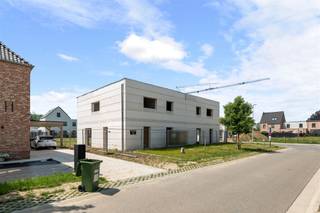 LiggingIn Alken vinden we langs de Koolmeeslaan deze ruwbouwwoning terug. Het centrum van Alken bevindt zich op slechts enkele minuten waardoor...