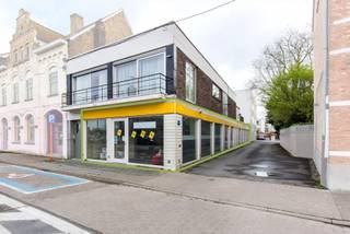 Ruime handelsruimte is gelegen op een commerciële ligging in het centrum van Diksmuide.<br /><br />Het pand biedt verschillende mogelijkheden. <br /><br />Het pand omvat een ruime handelsruimte (289m²) met veel lichtinval en airconditioning en een keuken (24m²).