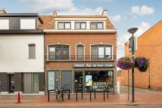 <p><span>Bent u op zoek naar een goede investering? Of bent u een ondernemer die zijn eigen zaak wenst te starten? Dan is deze handelszaak in Zwijndrecht haar winkelstraat misschien iets voor u. </span></p><p><span>In de Statiestraat, achter het gemeentehuis & sportcentrum den Draver ligt dit handelspand. Naast de winkel steek je zo door richting de sportpleinen wat maakt dat deze winkel voet-passage krijgt. </span></p><p><span> </span></p><p><span>- Instapklare winkel</span></p><p><span>- winkelruimte </span></p><p><span>- vergaderruimte </span></p><p><span>- kitchenette </span></p><p><span>- buitenterras </span></p><p><span> </span></p><p><span>Je komt langs de etalage binnen. Daar heb je aan de linkerkant een wachtruimte. Rechts de bureau's voor ontvangst (momenteel reiswinkel "de Beer Travel") achteraan doorsteek rechting technische berging en opbergruimte. Links toilet, kitchenette. Achteraan nog een flinke ruimte perfect voor een aparte vergaderzaal. Last but not least toegang tot terras buiten. Om in de zomer buiten te kunnen lunchen. De werksfeer is alweer top ! </span></p><p><span> </span></p><p><span>Lijkt dit u een goede investering of denkt u aan uw eigen zaak? Contacteer ons vandaag voor meer info! <br /><span>george@sinjoor.be</span></span><span> of 03 283 05 00</span></p>