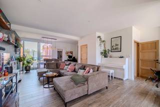 <p><span>Ontdek deze gerenoveerde gezinswoning met een gezellige tuin, bereikbaar via een servitudeweg, gelegen aan Stevennekens 111 in Rijkevorsel. De woning bevindt zich op een gunstige locatie nabij het centrum en biedt vanuit de leefruimtes en de tuin een prachtig uitzicht over de achterliggende weilanden. <br /><br /></span><span>Binnenin werd de woning zorgvuldig gerenoveerd en geniet je van een aangename leefruimte en een moderne keuken. Daarnaast beschikt de woning over drie slaapkamers, gerenoveerde badkamer en een praktische bergzolder. </span><span>Ook buiten is het volop genieten dankzij de gezellige tuin, die via een servitudeweg bereikbaar is en een rustige plek vormt om te ontspannen met zicht op het groene landschap.<br /><br /></span>Indeling: <br />Kelder: <br />- Voorraadkelder<br /><br />Gelijkvloers: <br />- Inkomhal<br />- Lichtrijke leefruimte met zit- en eetgedeelte<br />- Opbergruimte onder de trap <br />- Gerenoveerde, volledig geïstalleerde keuken<br />- Wasplaats met ingemaakte kasten op hoogte<br />- Gastentoilet<br />- Gerenoveerde badkamer met ruime inloopdouche, ligbad en dubbele lavabo<br /><br />Verdieping: <br />- Ruime overloop (momenteel ingericht als dressing)<br />- Slaapkamer 1 (14,9 <span>m²)</span><br />- Slaapkamer 2 (13 <span>m²)</span><br />- Slaapkamer 3 (12,3 <span>m²)</span><br /><br />Zolder:<br />- Opbergzolder die bereikbaar is via een vlizotrap<br /><br />Troeven: <br />- Gerenoveerde gezinswoning<br />- Gezellige tuin met zicht op de weilanden (bereikbaar via een servitudeweg)<br />- Gunstige EPC: B-label<br />- EK conform <br />- Asbestveilig<br />- Renovatie hoofdgebouw gelijkvloers: 2016<br />- Renovatie aanbouw gelijkvloers: 2024<br />- Renovatie verdieping: 2020<br />- Dakrenovatie: 2024<br /><br /><span>Mis deze kans niet en plan een bezoek in!</span><br /><br /><span>0497 27 14 64</span><br /><span>camilla@albert.immo</span><br /><span>www.albert.immo</span><br /><br /><span>Bij Albert kom je thuis!</span><br /><br /><span>Voor alle foto's en interactieve plannen verwijzen wij naar onze website: www.albert.immo</span></p>