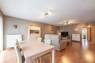 <div>Een ruim en lichtrijke gelijkvloerse appartement van maar liefst 93 m² in een gebouw van 2004.</div>
<div>Nabijheid van scholen, winkels en openbaar vervoer.</div>
<div></div>
<div><strong>INDELING</strong></div>
<div>Bij het binnenkomen betreedt u de verzorgde inkomhal, voorzien van een praktische vestiairekast. <br />Een lichtrijke leefruimte dankzij de grote raampartijen, uitgerust met elektrische rolluiken, die doorlopen tot op de vloer.<br />De open keuken sluit mooi aan op de leefruimte en is volledig uitgerust met toestellen. De koelkast en vaatwasser werden vernieuwd in 2022.</div>
<div>Badkamer met ligbad en enkele lavabo.<br />Afzonderlijk gastentoilet.<br />Een ruime berging/technische ruimte.</div>
<div>Twee volwaardige slaapkamers die beide rechtstreeks toegang geven tot het grote en aangename terras.</div>
<div></div>
<div>Via de lift bereikt u de ondergrondse autostaanplaats, verplicht aan te kopen aan €20.000, en de gemeenschappelijke fietsenstalling.<br />Maandelijkse vaste kosten: € 93,40</div>
<div></div>
<div><strong>POSITIEVE ASPECTEN</strong><br />- Groot en zonnig terras<br />- Instapklaar en uitstekend onderhouden<br />- Topligging nabij dorpsplein, winkels en scholen<br />- Nieuwe Vaillant cv-ketel (2024)<br />- Nieuwe parlofoon, koelkast en vaatwasser<br />- Ondergrondse autostaanplaats inbegrepen<br />- Gemeenschappelijke fietsenstalling<span></span></div>