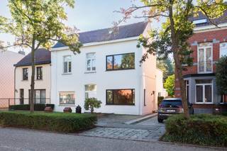 Deze mooie woning is gelegen nabij het centrum van Brasschaat. U komt binnen in een inkomhal die toegang geeft tot een living met zit- en eetgedeelte. Veel lichtinval maakt dit een gezellige zonnige ruimte. Aansluitend een goed uitgeruste keuken met ontbijtbar. Hier is een ingemaakte opbergkast. Achtergelegen een berging voor uw wasmachine. De badkamer is helemaal opgefrist en heeft een lavabo met meubel, een toilet en douche. Buiten is een fijne overkapping waar u al snel heerlijk buiten kunt zitten. Achtergelegen een ruime tuin. Boven zijn 3 slaapkamers en een zolder met vlizotrap te betreden. <br />Elektriciteit, gas en water zelf af te sluiten. <br />EPC D - 20260907-0003818320-RES-1 387 kWh/M2 jaar. <br />Interesse in een bezoekje. Bel Chantal 0468/156151 of e-mail naar info@domus-immobilien.be.