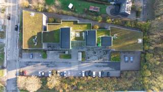 In de stadsrand van Brugge, situeert zich dit recent studentengebouw (2016) met hedendaagse studentenkamer. Verscheidene universiteiten en hogescholen, zoals Vives en Howest, zijn op wandel- en fietsafstand gelegen. Dankzij de strategische ligging, nabij invalswegen en het station, geniet de eigendom eveneens een vlotte bereikbaarheid. Als kers op de taart, is het historische centrum van Brugge op steenworp afstand gelegen!<br /><br />Indeling: <br />De kamer is gelegen op de 1e verdieping van het studentengebouw. De studio omvat een grote leefruimte, met slaapgedeelte, en een eigen badkamer. De badkamer bestaat uit een inloopdouche, wasmeubel en toilet. De grote keuken wordt gedeeld door meerdere studenten. Het gebouw omvat tevens een grote ondergrondse fietsenberging en een ruime bovengrondse parking.<br /><br />Buitengewone kenmerken:<br />- Centrale ligging<br />- Recent studentencomplex (2016)<br />- Grote fiets- en parkeermogelijkheden