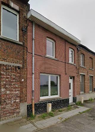 Een mooi gelegen, te moderniseren woning met oa. 3 slaapkamers, terras en tuin. <br />Gelegen op een perceel van 4a 13ca.<br /><br />Op het gelijkvloers: woonkamer/leefruimte, keuken, douchekamer (lavabo, douche, toilet);<br />Op de eerste verdieping: overloop, 2 slaapkamers;<br />Op de tweede verdieping: overloop, 2 slaapkamers;<br />Verder: terras en tuin.<br /><br />Buitenschrijnwerk pvc enkele beglazing + rolluiken<br />Perceeloppervlakte: 4a 13ca - K.I.: 534 EUR<br /><br />Stedenbouwkundige inlichtingen in aanvraag.