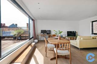 Deze lichtrijke dakstudio (60m2) is gelegen in de Leopoldstraat, in het hartje van Antwerpen Centrum, tegenover de Bourla Schouwburg en om de hoek van de bruisende Graanmarkt en het Theaterplein met de wekelijkse Vogeltjesmarkt!<br /><br />De recent gerenoveerde studio is gelegen op de hoogste verdieping van een kleinschalige residentie en bestaat uit een ruime, open leefruimte.<br />Naast de woonkamer ligt de keuken, voorzien van alle comfort. De badkamer beschikt over een inloopdouche, lavabo en aansluiting voor wasmachine. Verder is er ook een apart toilet. <br /><br />Als leuke extra, heb je vanuit de woonkamer toegang tot het fantastiche, zonovergoten dakterras (55m2). Hier is het optimaal genieten van het prachtige uitzicht over het stadscentrum! En dit in een oase van rust!<br /><br />Momenteel wordt de studio verhuurd aan 735€ (exclusief maandlasten).<br /><br />Troeven: Zeer centrale ligging (AAA-locatie), ruimtelijk lichtrijk gevoel, ruim terras (55m2), recent gerenoveerd, dubbel glas, gunstig EPC B-label, conforme elektrische installatie, ...<br /><br />Heb je na het bekijken van de virtuele tour nog vragen? Of breng je graag een bezoek ter plaatse? Bel Dries op 0470/107217<br />