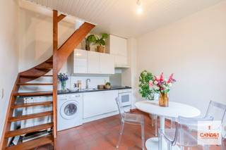 Deze gezellige en rustig gelegen citéwoning is <strong>instapklaar </strong>en ligt op amper 1 kilometer van het Gentse stadcentrum.<br /><br />Op de benedenverdieping bevindt zich de leefkeuken met toegang tot de eerste verdieping waar zich de leefruimte bevindt. Aansluitend zijn er voorzieningen zoals douche, wastafel en toilet. De slaapkamer bevindt zich op de zolderverdieping.<br /><br />De woning beschikt over een <strong>conforme elektrische installatie</strong>, een <strong>conformiteitsattest</strong> voor verhuur en is <strong>asbestveilig</strong>. Geen renovatieplicht van toepassing aangezien de woning is geïnventariseerd als bouwkundig erfgoed (Pleinbeluik De Konijnenpijp).<br /><br />Verder is de locatie een leuke troef. <strong>Rustig gelegen</strong> in een autovrij woonerf en dit op wandel- en fietsafstand van Gent-centrum (1km). Ideaal voor wie het stadsleven wenst te combineren met rustig wonen. Ook interessant als <strong>investering </strong>wegens heel gemakkelijk te verhuren aan een mooi rendement. Interesse om deze woning te bezoeken? Contacteer Gijs via 0492 84 48 24 of gijs@convas.be 