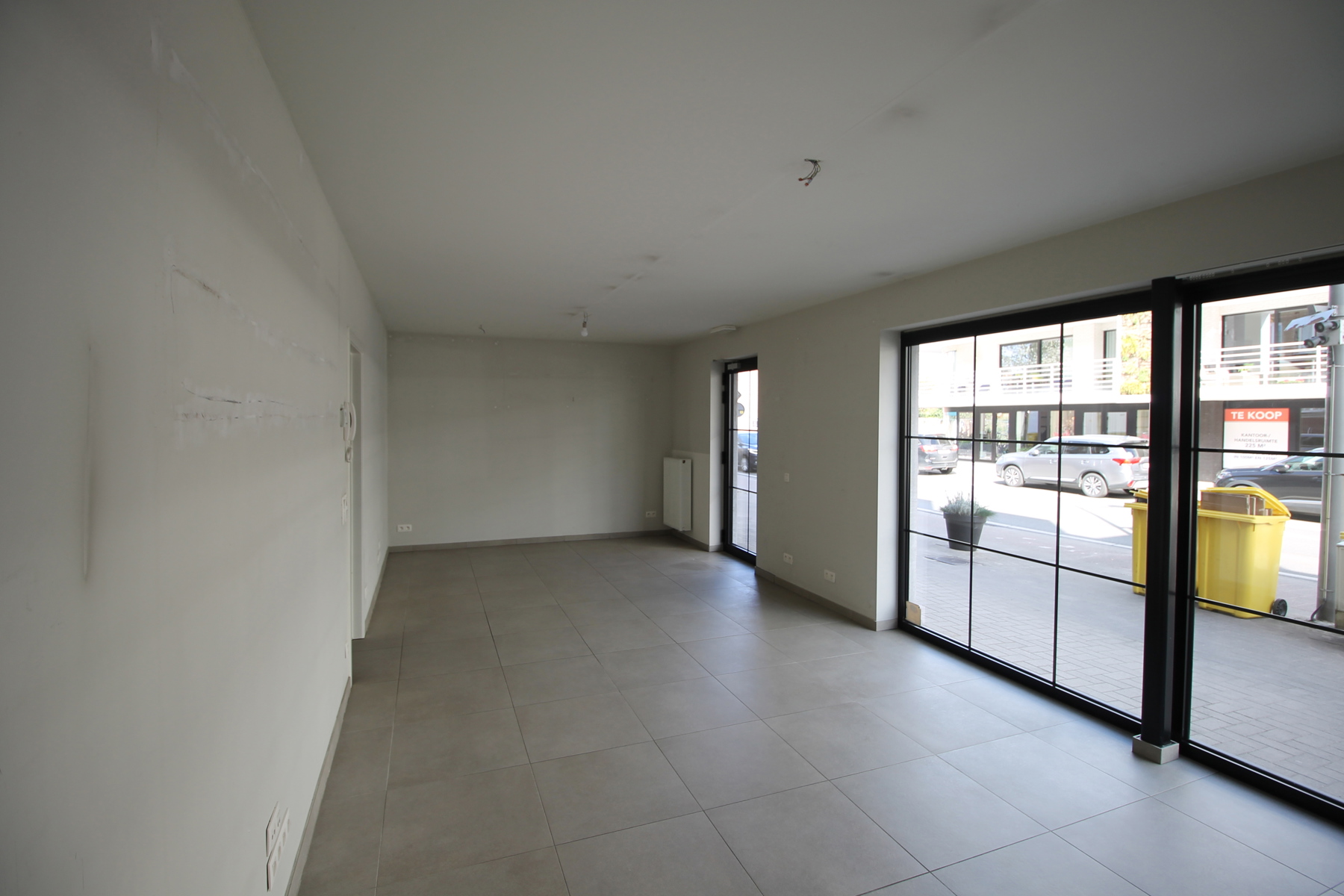 Gelijkvloers handelspand/kantoorruimte met 2 autostaanplaatsen in het centrum van Merksplas. - foto 3