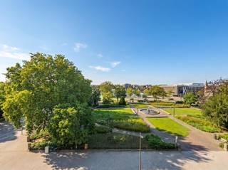 <p><span>Lichtrijk appartement aan het station met prachtig zicht op Le Touquet park in Ieper</span></p><p><span> </span></p><p><span>Ontdek dit aangename en lichtrijke appartement, mooi gelegen aan het Colaertplein aan het station. </span></p><p><span>Dankzij de ligging op de vierde verdieping geniet u aan zowel de voor- als achterzijde van een prachtig en open uitzicht over de stad.</span></p><p><span> </span></p><p><span>Het appartement bevindt zich in een kleinschalig gebouw met slechts vijf wooneenheden, waardoor de gemeenschappelijke kosten beperkt blijven.</span></p><p><span> </span></p><p><span>Bij het binnenkomen komt u terecht in een ruime en zonnige leefruimte – volledig in massief parket- met open keuken. De grote raampartijen zorgen voor veel natuurlijke lichtinval en creëren een aangename, open woonbeleving.</span></p><p><span> </span></p><p><span>Via de nachthal bereikt u een halfopen dressing, een badkamer met ligbad, lavabo en toilet, en twee comfortabele slaapkamers met toegang tot het achterterras. Vanuit de slaapkamers geniet u van een bijzonder mooi uitzicht op de torens van Ieper.</span></p><p><span> </span></p><p><span>Een extra troef zijn de twee terrassen, waar u op verschillende momenten van de dag kunt genieten van de buitenlucht en het panoramische uitzicht. Het terras aan de voorzijde kijkt uit over het Touquetpark.</span></p><p><span> </span></p><p><span>Daarnaast beschikt het appartement over een ruime privatieve kelderberging van circa 5 m²</span></p><p><span>.</span></p><p><span>De centrale ligging is uitstekend. Winkels, horecazaken, openbaar vervoer en tal van andere voorzieningen bevinden zich op wandelafstand. Het trein- en busstation ligt op slechts ongeveer 200 meter en in de onmiddellijke omgeving is er ruime parkeergelegenheid.</span></p><p><span> </span></p><p><span>Ook de nabijgelegen vestingen vormen een absolute meerwaarde voor wie houdt van wandelen, joggen, fietsen of ontspannen in het groen.</span></p><p><span> </span></p><p><span>Bent u op zoek naar een comfortabele woonst in het centrum van Ieper of naar een interessante vastgoedinvestering op een uitstekende locatie? </span></p><p><span>Neem dan contact met ons op voor meer informatie of een bezoek ter plaatse voor het te laat is!</span></p><p><span> </span></p><p><span> </span></p><p><span>Troeven</span></p><ul><li><span>Massief parket doorheen het volledige appartement</span></li><li><span>Twee terrassen met een open en panoramisch uitzicht</span></li><li><span>Prachtig zicht op de torens van Ieper</span></li><li><span>Uitzicht over het Touquetpark</span></li><li><span>Ruime en lichtrijke leefruimte met open keuken</span></li><li><span>Twee comfortabele slaapkamers met terras</span></li><li><span>Kleinschalig gebouw met slechts vijf wooneenheden</span></li><li><span>Lage gemeenschappelijke kosten</span></li><li><span>Privatieve kelderberging van circa 5 m²</span></li><li><span>Asbestveilig</span></li><li><span>Centrale ligging nabij winkels, horeca en openbaar vervoer</span></li><li><span>Station op slechts circa 200 meter</span></li><li><span>Vlak bij de vestingen, ideaal voor wandelen en recreatie</span></li><li><span>Geschikt als eigen woonst én als investering</span></li></ul>
