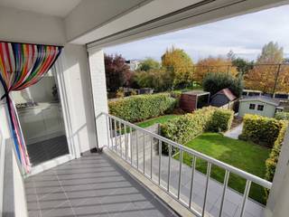 Gezellig en lichtrijk appartement met zuid-gericht terras gelegen op de eerste verdieping. Zeer centraal gelegen nabij openbaar vervoer en...