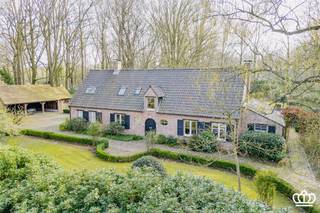 Zeer stijlvolle en hoogwaardig afgewerkte villa gelegen in Kapellen-Bos, met o.a. een lichtrijke en ruime leefruimte, luxueuze leefkeuken...