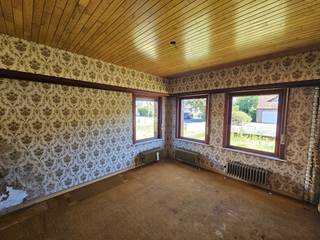 Ruime, vrijstaande woning met aangebouwde garage op een perceel van 6a 57ca. De te renoveren woning bestaat o.a. uit 4 slaapkamers, bureau, ruime living met aanpalende zitplaats en afzonderlijke keuken. De achtertuin is georiënteerd op het zuidwesten en voorzien van een houten tuinhuis. Supermarkten, scholen en het kanaal Leuven-Dijle zijn gelegen op minder dan 1 kilometer. Zeer goede bereikbaarheid met privaat en openbaar vervoer, zowel naar Leuven als naar Brussel en Mechelen. EPC-score : 778 (label F - renovatieverplichting). Oppervlakte: 6a 57ca. P en G-score: A. Vg, Wg, Gmo, Gvkr, Vv.<br /><br />INDELING:<br />Gelijkvloers: (plafondhoogte: ± 2,59m)<br />Inkomhal (houten trap naar de verdieping, toegang tot bureauruimte, living en sas), bureau, living (uitgebouwde erker, gemetselde schouwmantel, doorlopend naar een zitplaats onder plat dak en met uitzicht op de tuin), sas (bergruimte onder de trap, vestiairekast), badkamer (ligbad, aanbouwkast, bidet en lavabo op zuil), keuken (aanbouwkasten, dubbele roestvrijstalen spoelbak met afdruipvlak, oven, keramische kookplaat en dampkap), berging (aansluiting voor wasmachine en droogkast, uitgietbak, aanbouwkast), toilet (wc en lavabo), garage (kantelpoort, watermeter, buitendeur, elektriciteitskast).<br /><br />Verdieping:<br />Overloop, 4 slaapkamers, bergplaats.<br /><br />Afzonderlijk: <br />Tuinhuis<br /><br />AFWERKING:<br />- Vloer: keramische tegels, tapijt, granito tegels, vinyl, cementtegels/cementvloer.<br />- Muren: behangen, betegeld, geschilderd en onbeschilderd metselwerk..<br />- Plafond: houten planchetten.<br />Massieve tussenvloer.<br /><br />AFMETINGEN:<br />Zie indelingsplannen bij downloads.<br /><br />DIVERSEN:<br />Centrale verwarming niet meer functioneel en te vervangen. Gas in straat. Houten ramen met hoofdzakelijk enkele beglazing en deels dubbele beglazing. Pvc rolluiken met lint en automatisch (deels defect). <br /><br />STEDENBOUWKUNDIG:<br />Stedenbouwkundige vergunning: ja (1970) <br />Stedenbouwkundige bestemming: woongebied<br />Geen rechterlijke herstelmaatregel of bestuurlijke maatregel opgelegd.<br />Voorkooprecht: neen<br />Verkavelingsvergunning: ja (1966)<br />P-score: A / G-score: A<br />Geen maatregelen in het Vlaams Handhavingsplatform.