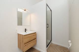 <p><span>Ontdek deze moderne studentenkamer gelegen aan de Vaartstraat in het hartje van Leuven. Het gebouw werd grondig vernieuwd met duurzame materialen en voldoet aan de hedendaagse normen inzake comfort en energiezuinigheid.</span></p><p><span> </span></p><p><span>De kamer ligt op het gelijkvloers en is uitgerust met een energiezuinige lucht-lucht warmtepomp voor verwarming in de winter en airco in de zomer. Ze wordt volledig bemeubeld verkocht en beschikt over een boxspring, bureau met stoel, ingebouwde kleerkast, gordijn en een praktisch ontbijtblok met magnetron en koelkast. Daarnaast heeft de kamer eigen sanitair wat zorgt voor optimaal comfort en privacy. Met een gedeeld toilet in de hal.</span></p><p><span> </span></p><p><span>In het gebouw is een volledig uitgeruste gemeenschappelijke keuken aanwezig. Ook is er een gezellig stadstuintje met terras, ideaal om even te ontspannen.</span></p><p><span> </span></p><p><span>Dankzij de centrale ligging bevinden campussen, winkels en horeca zich op wandelafstand, een ideale uitvalsbasis voor studenten én een interessante investering.</span></p><p><span> </span></p><p><span>De foto's zijn afkomstig van referentiepanden en dienen ter illustratie van de afwerkingsgraad en sfeer.</span></p><p><span> </span></p><p><span> </span></p><p><span>Interesse? Contacteer ons via 016 15 31 15 of student@immolivit.be</span></p><p><span> </span></p>